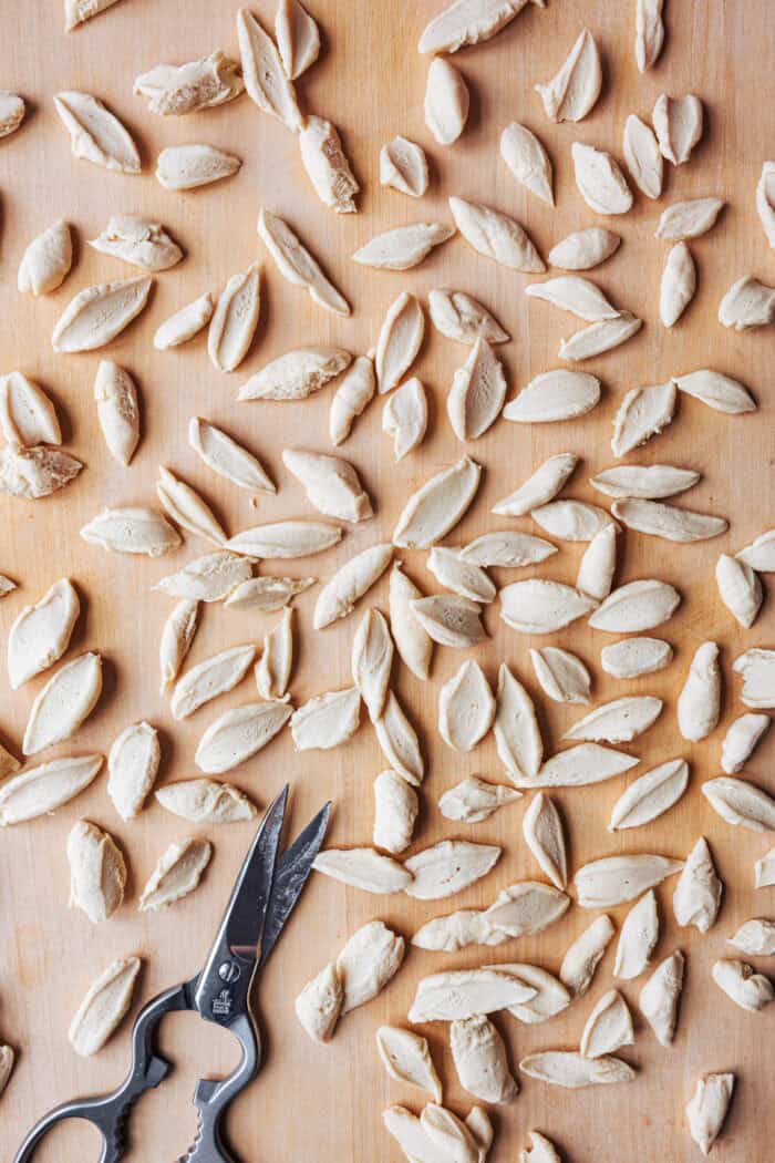 Nouilles aux ciseaux avant la cuisson