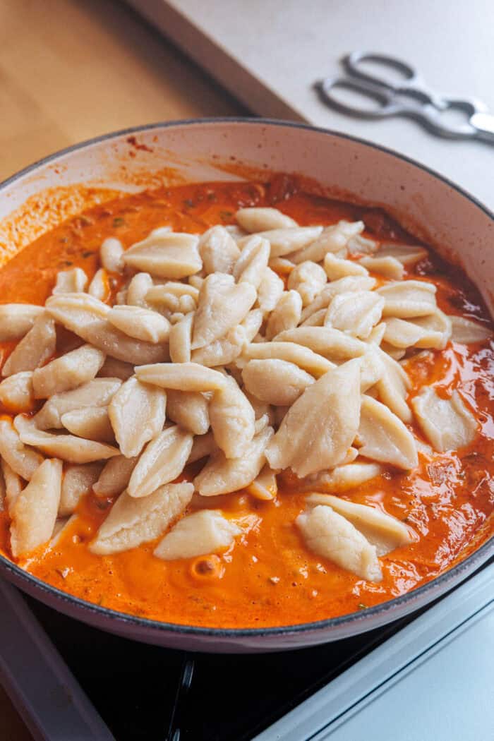 Cuire des nouilles aux ciseaux au tofu