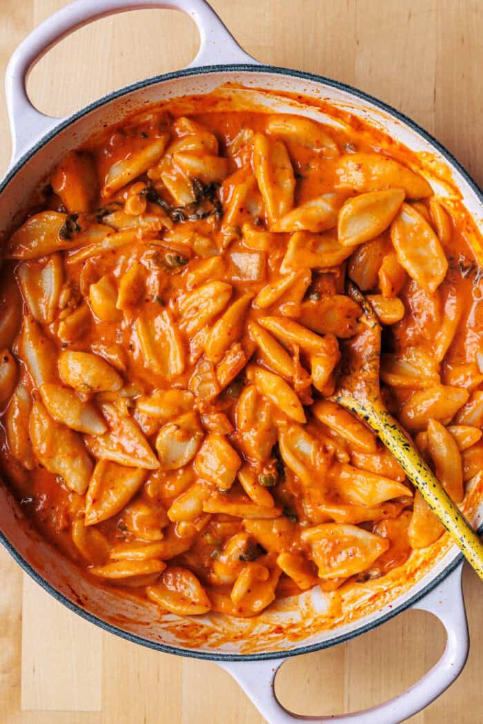 Nouilles aux ciseaux avec sauce à la crème au kimchi