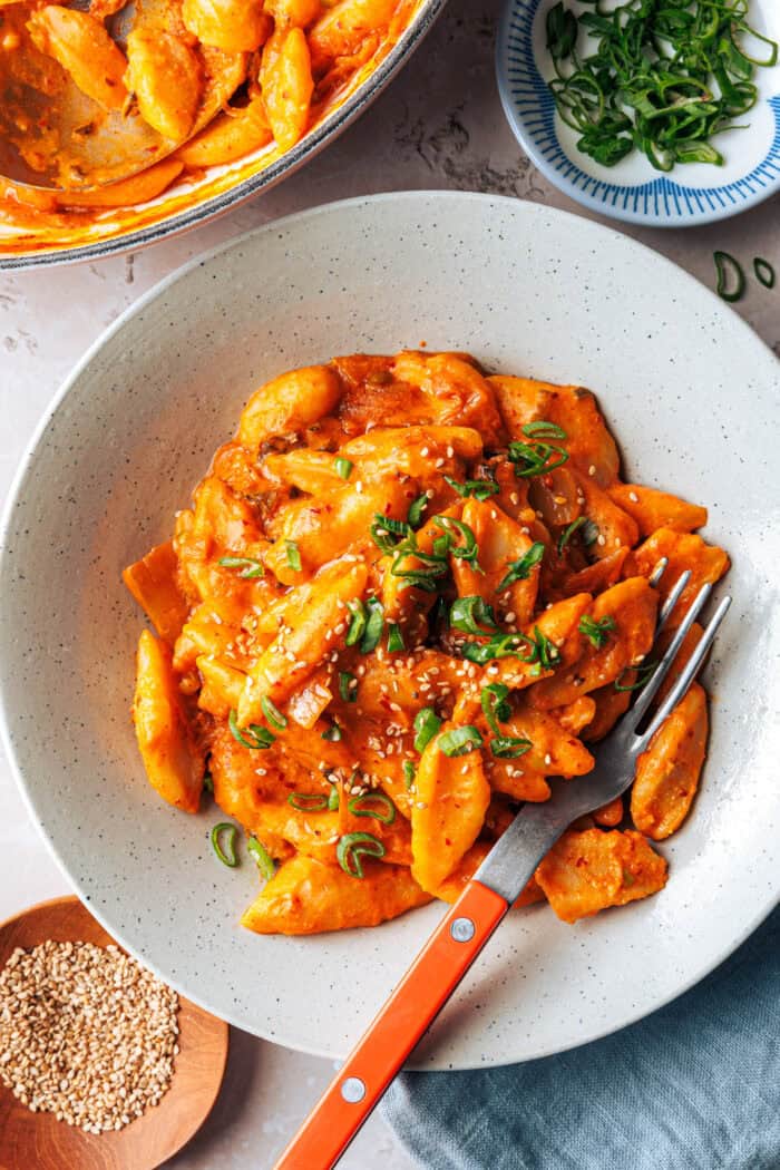 Nouilles aux ciseaux au tofu avec sauce à la crème au kimchi