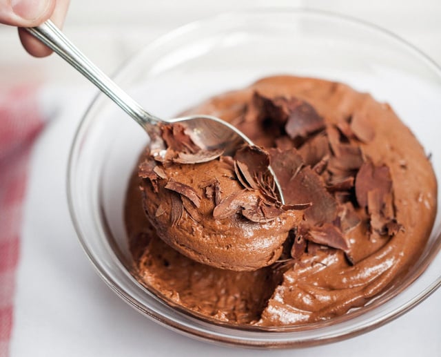 La mousse au chocolat d’Alain Ducasse : le dessert à essayer au moins une fois !