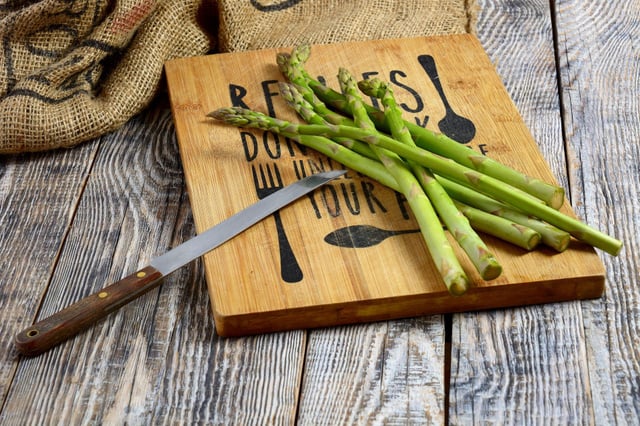 Ne jetez plus les queues de vos asperges ! Découvrez un velouté printanier onctueux