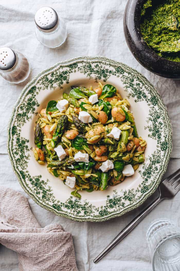Salade végétalienne d'orzo et d'asperges au pesto d'ail des ours
