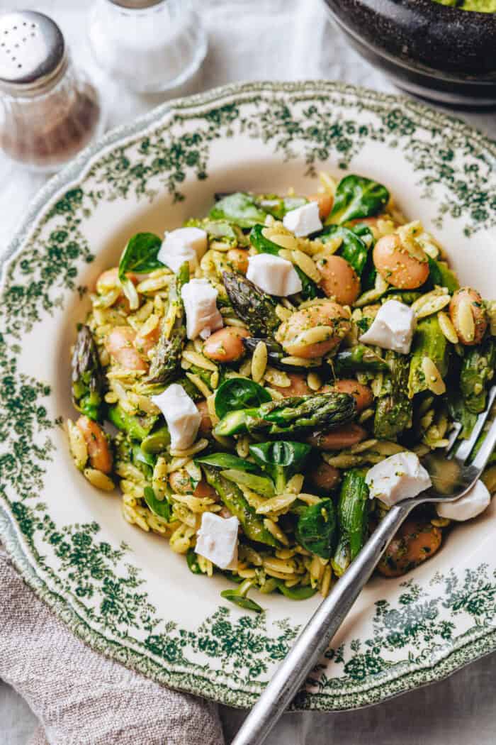 Salade d'asperges et d'orzo à l'ail des ours et pesto miso