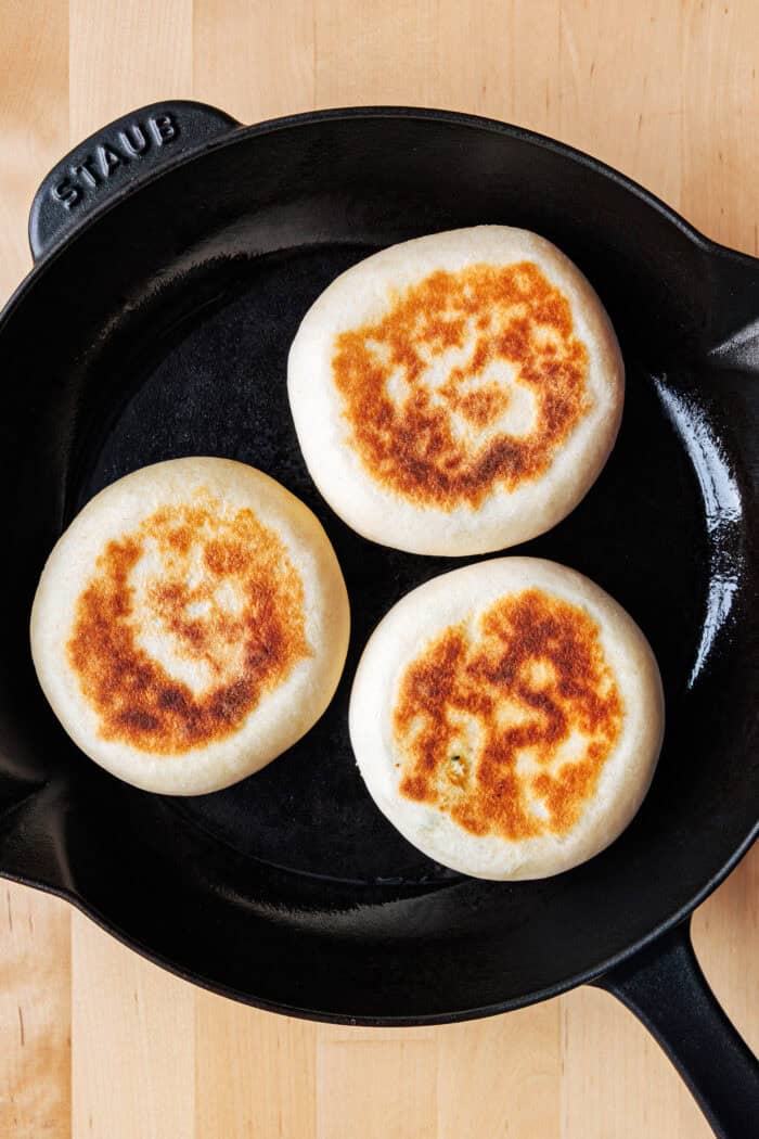 Poêler le pain dans une poêle en fonte