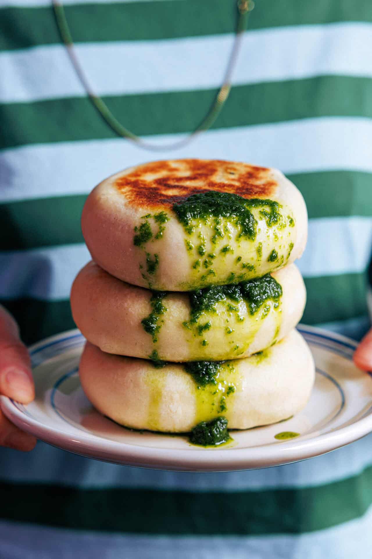 Pains à la poêle fourrés à l'ail sauvage et au tofu