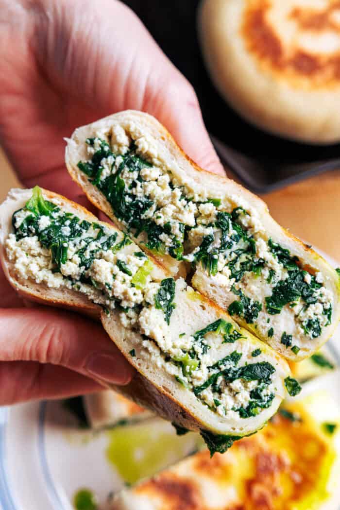 Pains à la poêle fourrés au tofu et à l'ail sauvage