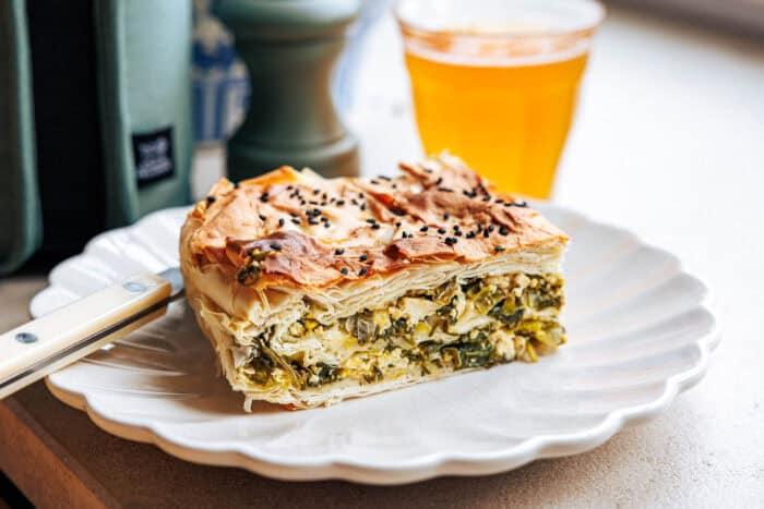 Börek végétalien aux poireaux et aux épinards avec feta au tofu
