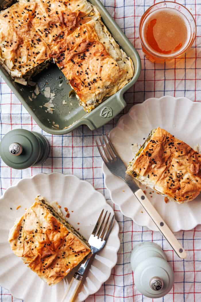 Börek végétalien aux poireaux et aux épinards avec feta au tofu