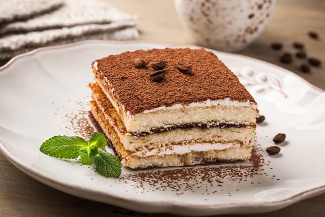 Découvrez le plus grand tiramisu du monde, composé de 50000 biscuits, 3000 œufs et 100 chefs italiens, réalisé pour battre un record.