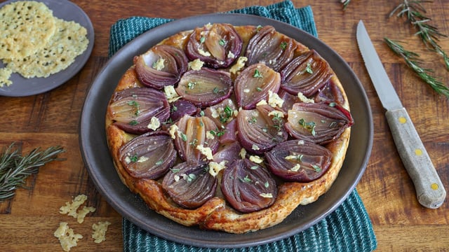 Tarte tatin aux oignons rouges et parmesan
