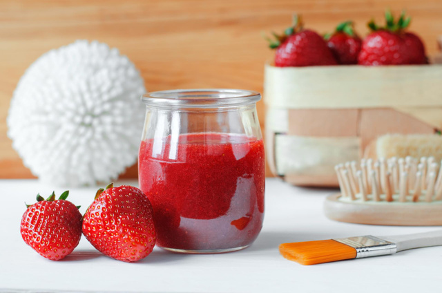 Transformez vos fraises trop mûres en un masque hydratant maison !