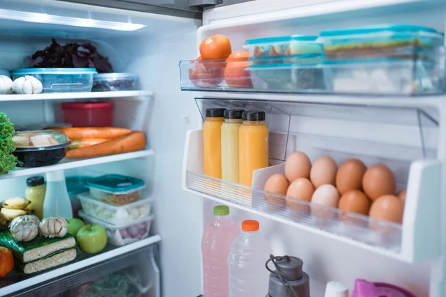 Dites adieu aux odeurs désagréables dans votre frigo ! Essayez cette méthode simple et économique