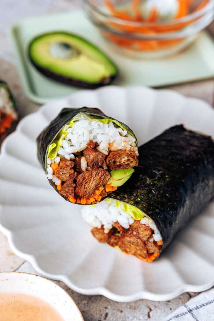 Burrito de sushi végétalien avec tranches de Sriracha et champignons