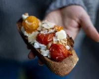 Bruschetta de burrata et tomates cerises confites