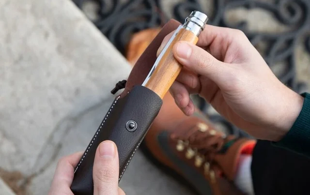 Couteau Opinel en bois d'olivier