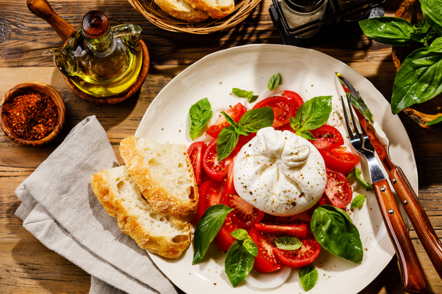 Burrata revisitée avec miel et fruits rouges par Cyril Lignac