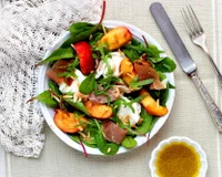 Salade de pêches rôties à la mozzarella