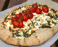 Tarte rustique à l'oseille, feta et pignons