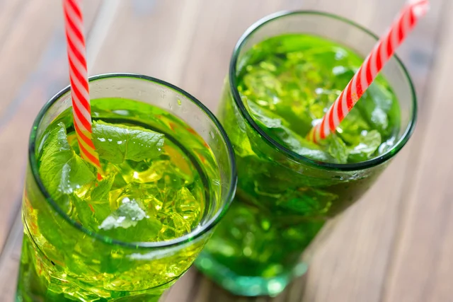Alerte sur un ingrédient controversé du sirop de menthe, celui qui donne cette couleur si verte
