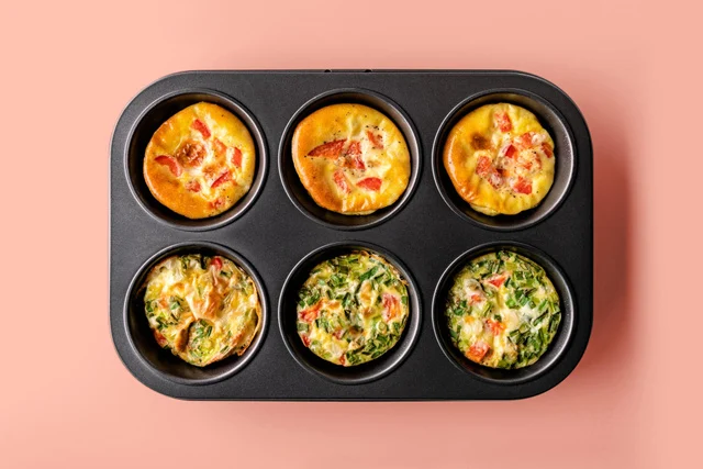 Moule à muffins : la solution rapide pour réaliser des mini-frittatas aux légumes d'été sans poêle en 15 minutes