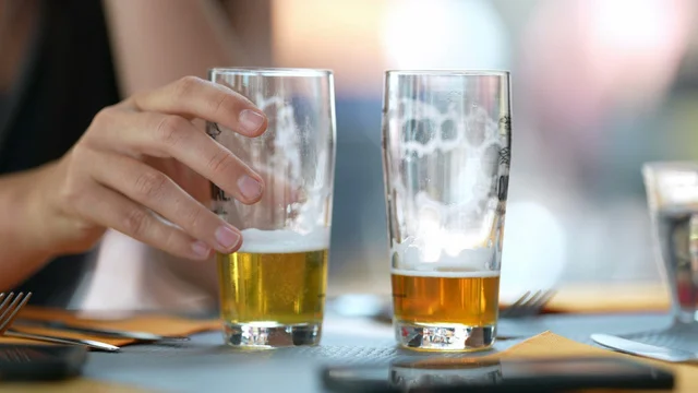 « 2 verres d’alcool par jour, et pas tous les jours » : le docteur Jimmy Mohamed explique pourquoi c'est déjà trop