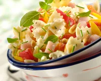 Salade de pâtes gorgée de soleil