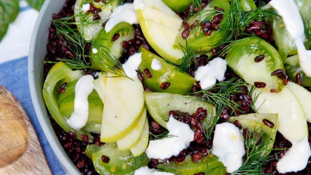 Salade de riz noir au concombre et tomates vertes