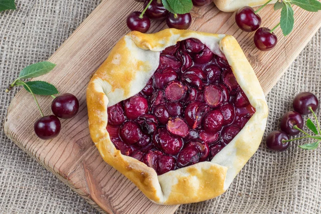 Recette de tarte rustique sans moule aux cerises